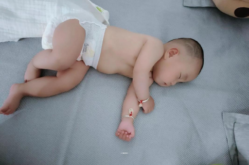 代怀包生男孩机构3个月宝宝怎么抱